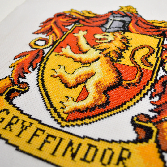 Counted Cross Stitch Pattern "Gryffindor Crest" - Download in PDF