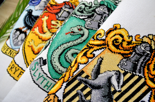 Counted Cross Stitch Pattern "Ravenclaw Crest" - Download in PDF