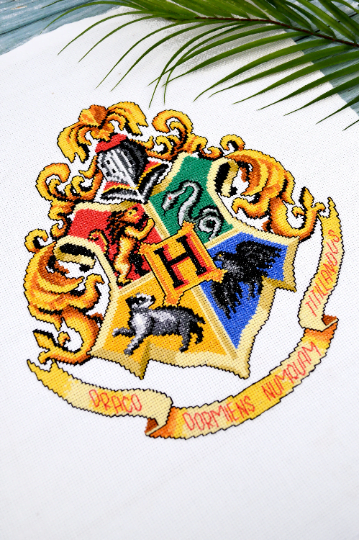 Counted Cross Stitch Pattern 'Hogwarts School Crest' - Download in PDF