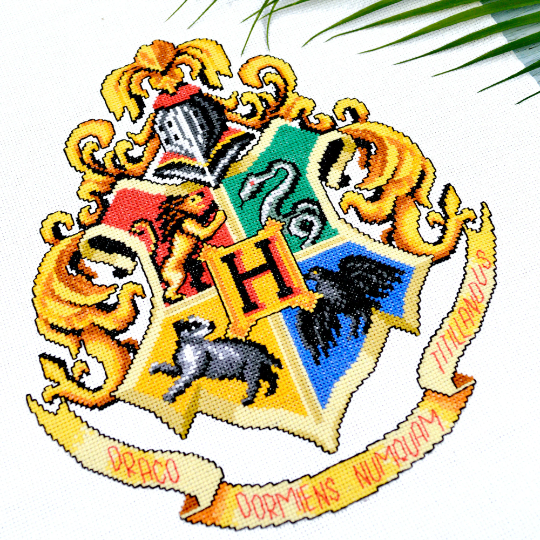 Counted Cross Stitch Pattern 'Hogwarts School Crest' - Download in PDF